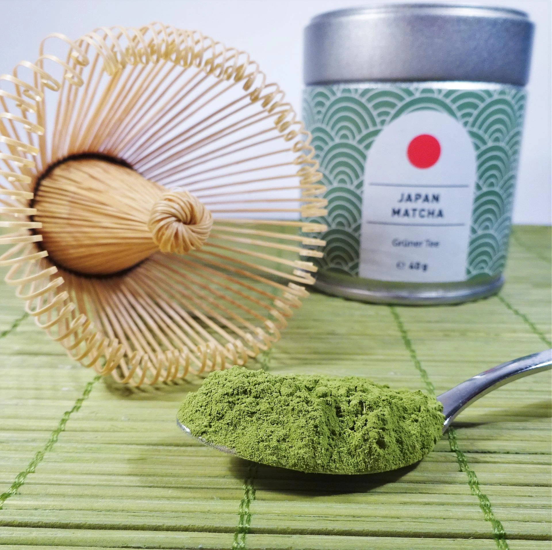 Un matcha conditionné dans une boîte hermétique