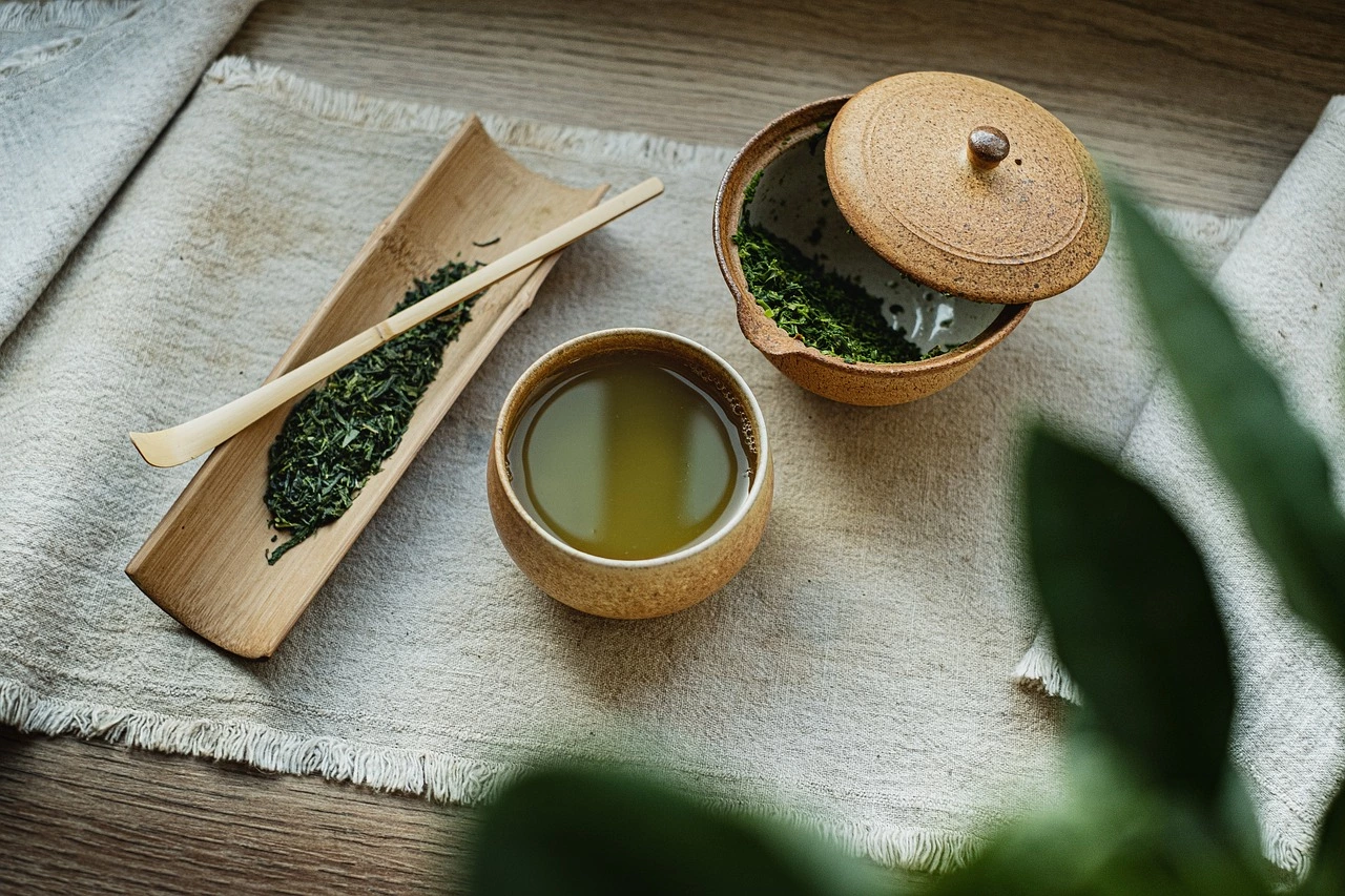 Un thé sencha préparé au shiboridashi
