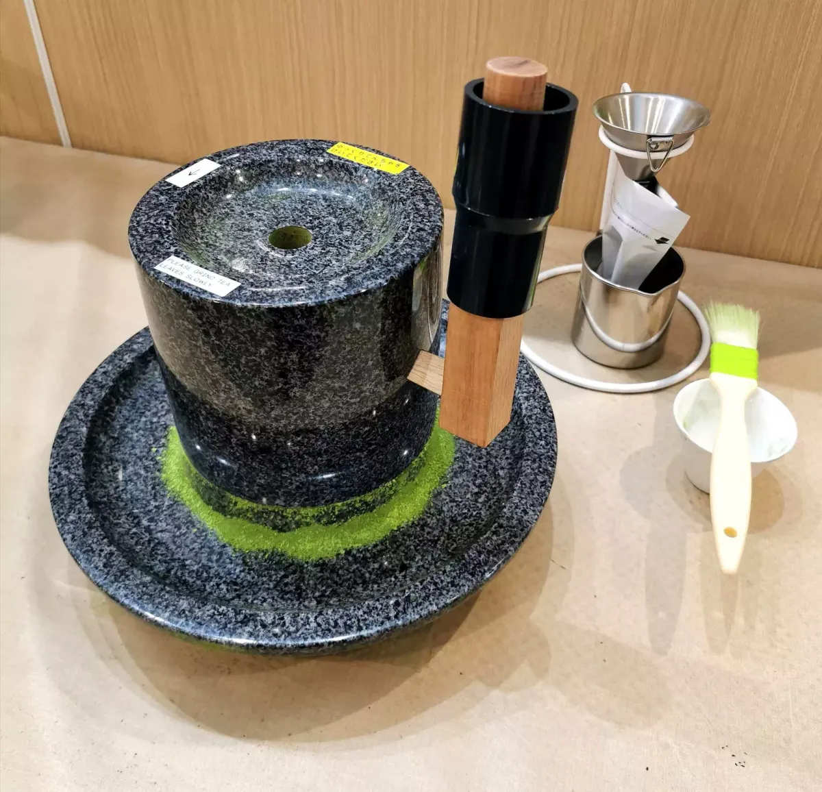 La meule de pierre servant à moudre le thé tencha en matcha