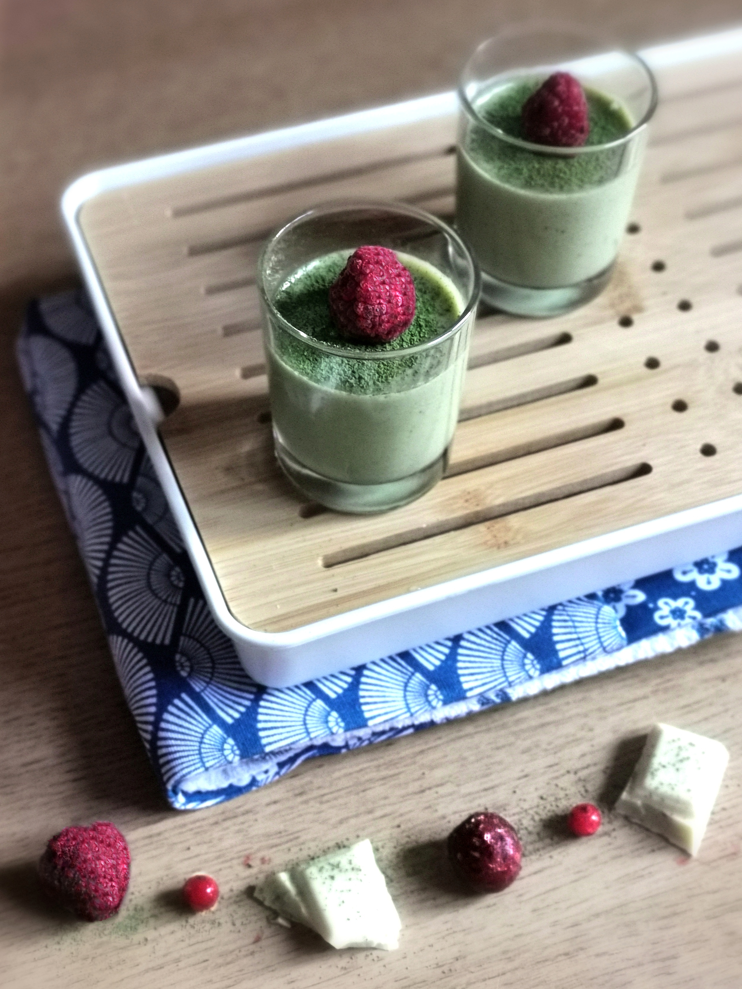 Panna cotta au matcha, chocolat blanc et poudre de yuzu