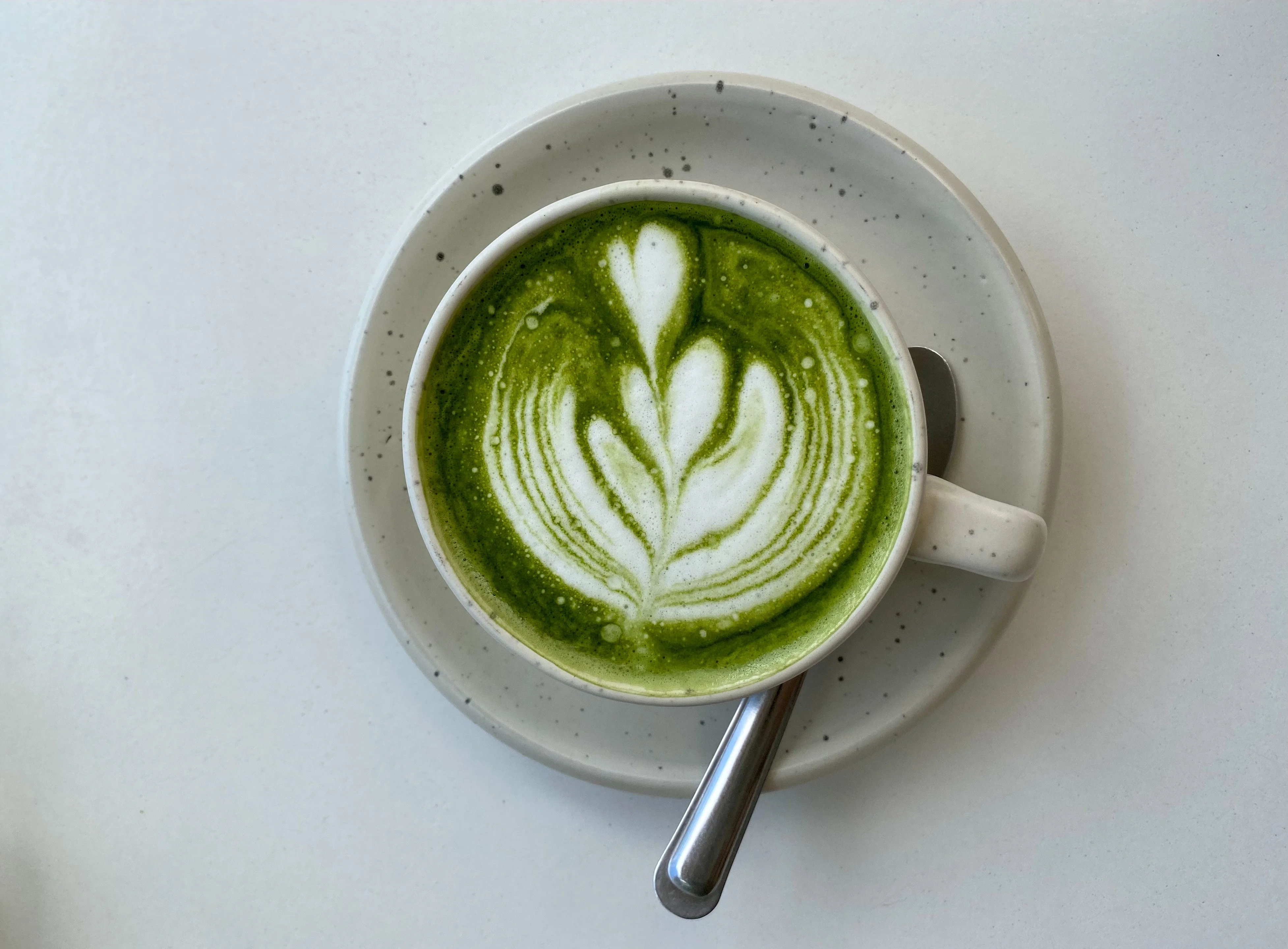 Le matcha a un goût umami, des arômes végétaux et des notes herbacées