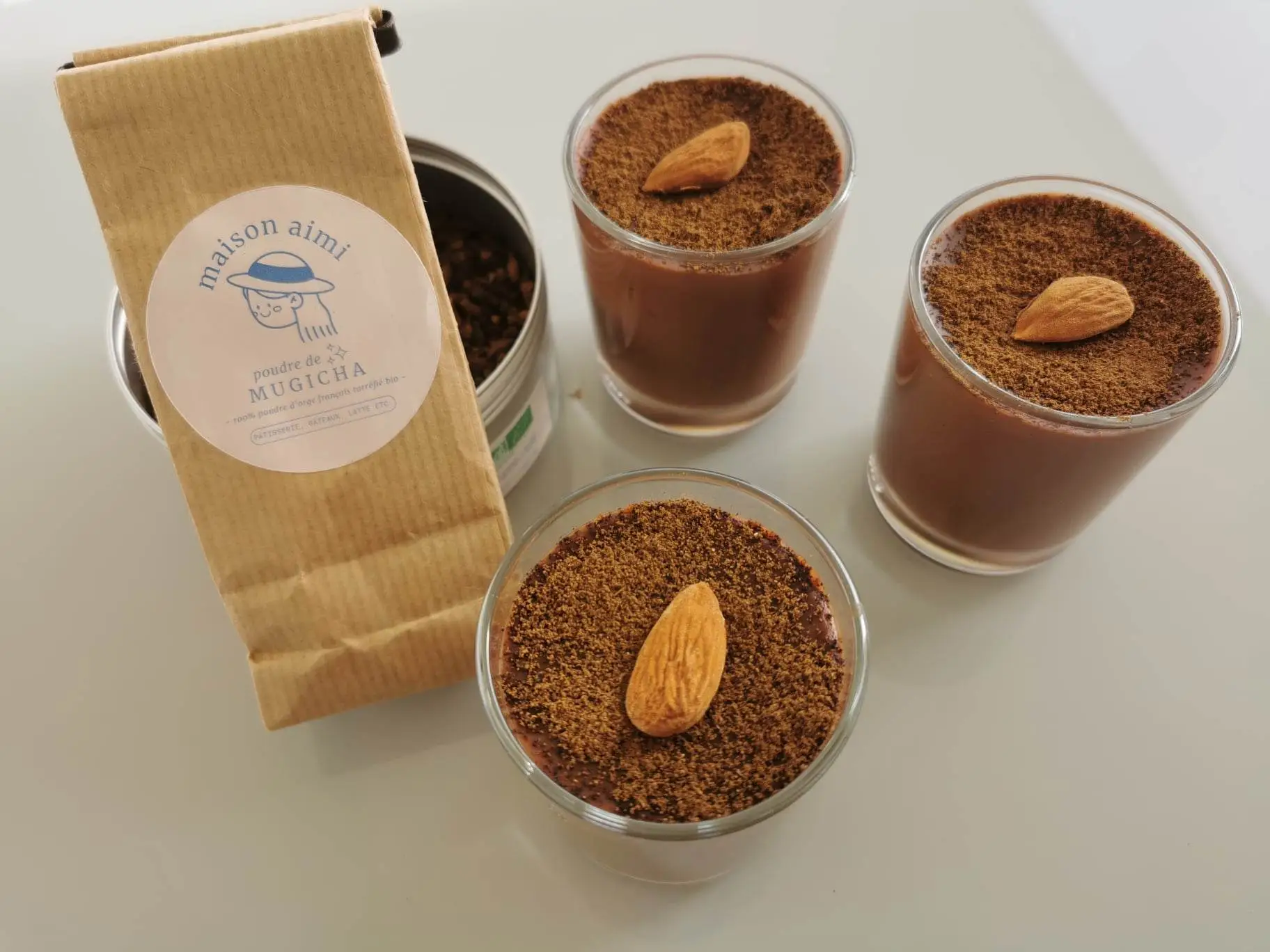 Verrines au chocolat noir et à la poudre de mugicha