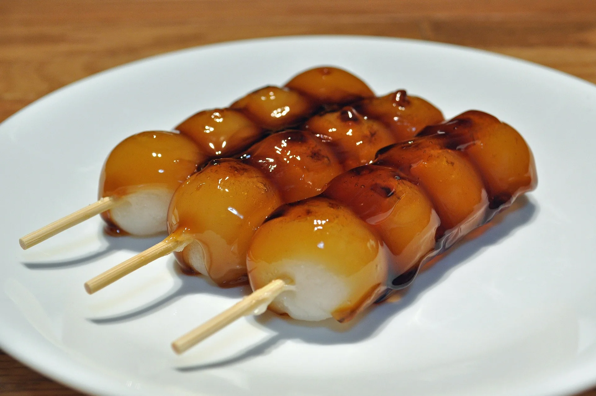 Le mitarashi dango, au sirop de sauce soja, sucre et d'amidon