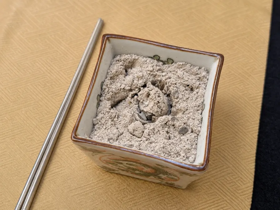 Cendres et charbon dans un brûleur utilisé pour chauffer le bois aromatique en kōdō
