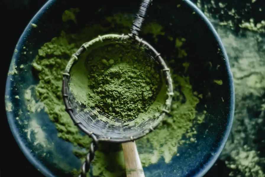 Du matcha passé au tamis