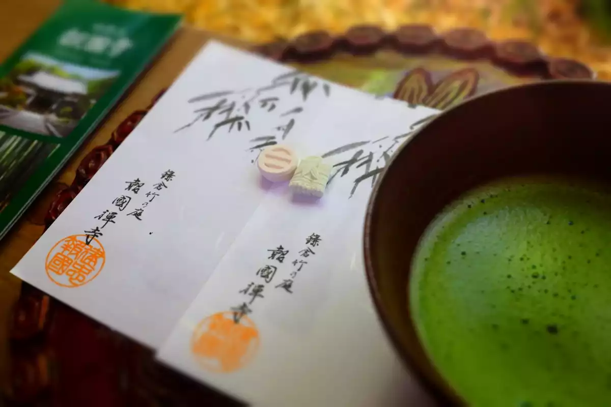 Higashi wagashi, servis avec un thé matcha