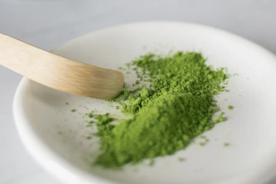 Poudre de matcha vue de près : la couleur fait partie des indices de fraîcheur