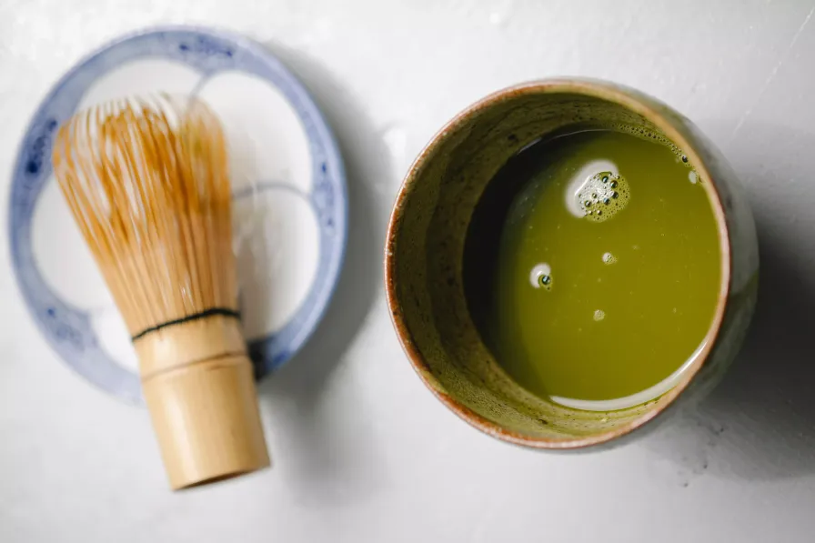 Le matcha contient notamment des catéchines, de la caféine et de la L-théanine