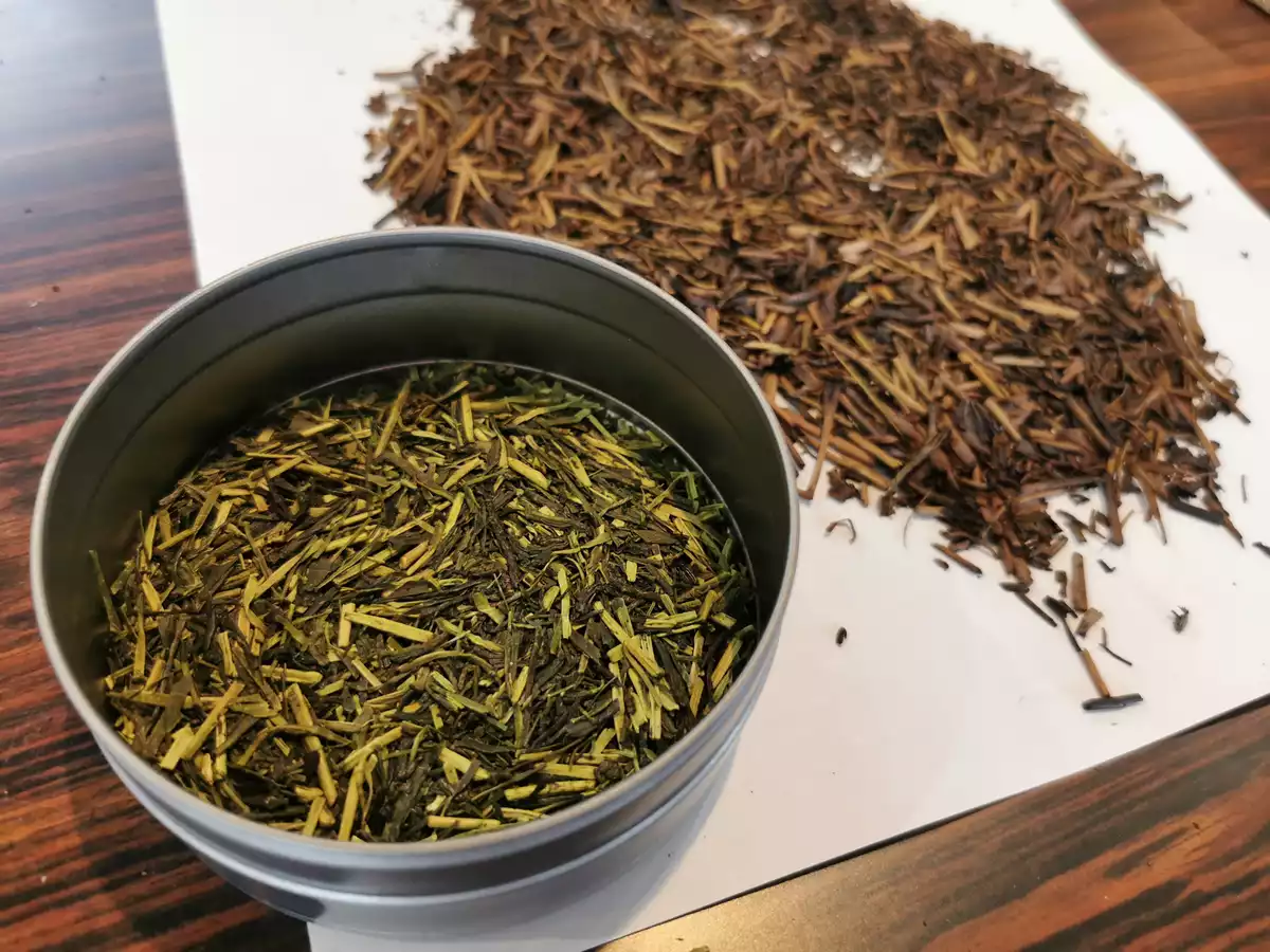 Des feuilles de thé hojicha, avant et après torréfaction