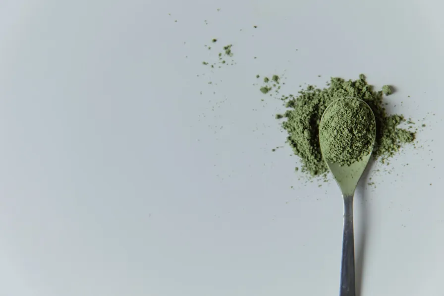 Le matcha contient naturellement des polyphénols, de la caféine et de la L-théanine