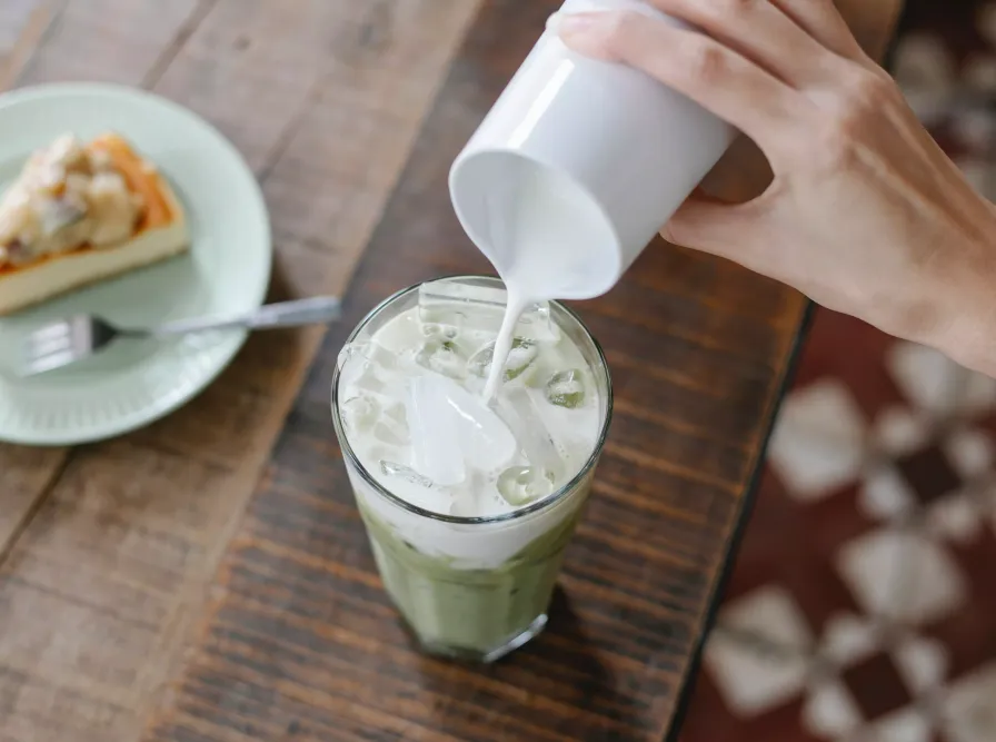 Le matcha latte est une boisson réalisée à base de matcha et de lait, chaud ou froid