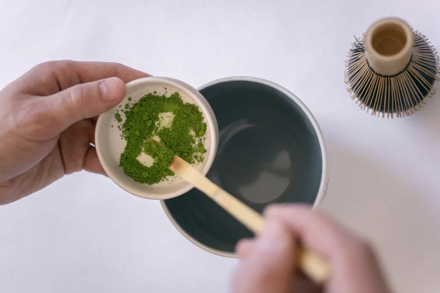 Une portion de matcha préparée avec de l'eau contient très peu de calories