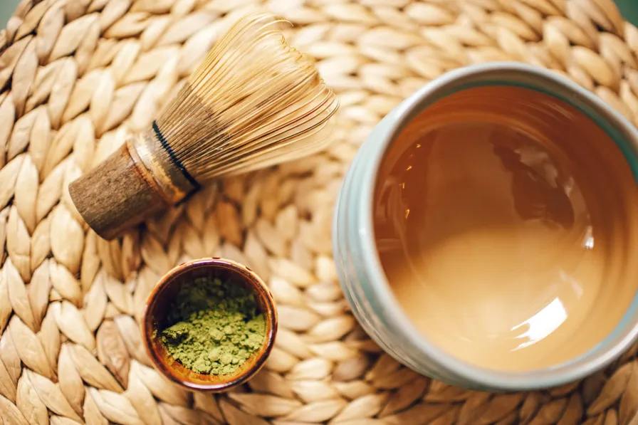 Préparation traditionnelle du thé matcha