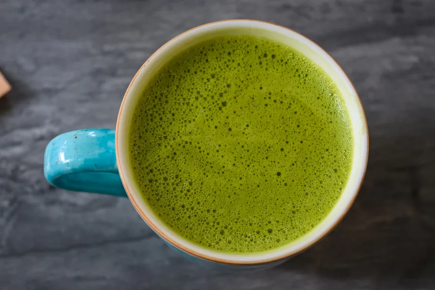 Le lait adoucit le profil végétal du matcha latte