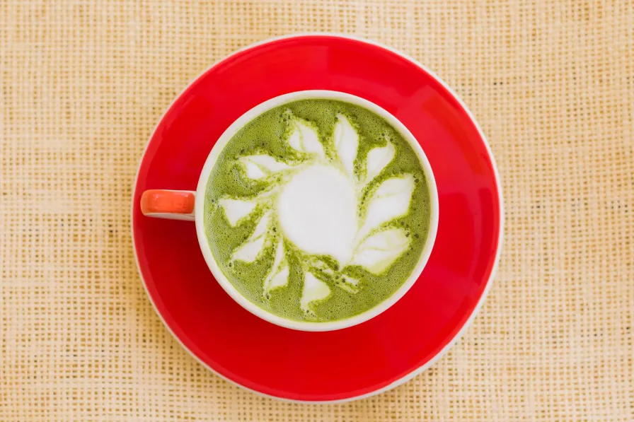 Les calories d'un matcha latte dépendent surtout du lait et du sucre ajoutés