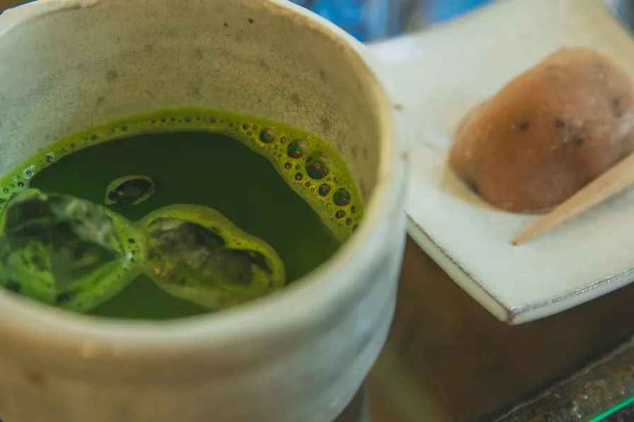 Namagashi wagashi, servi avec un thé matcha