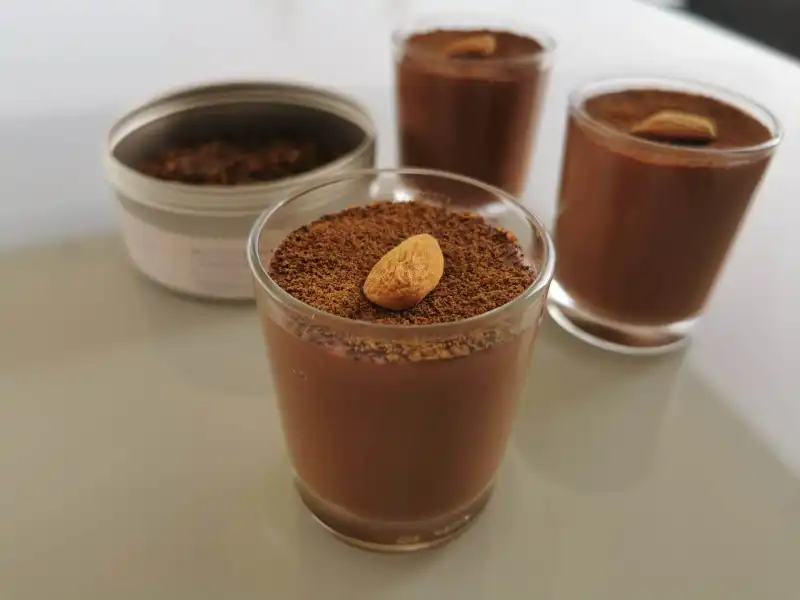Verrines au chocolat noir et poudre de mugicha (vegan)