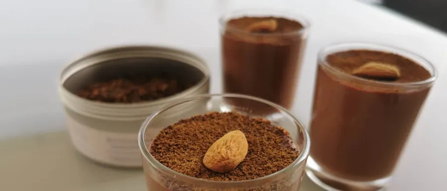 Verrines au chocolat noir et poudre de mugicha (vegan)