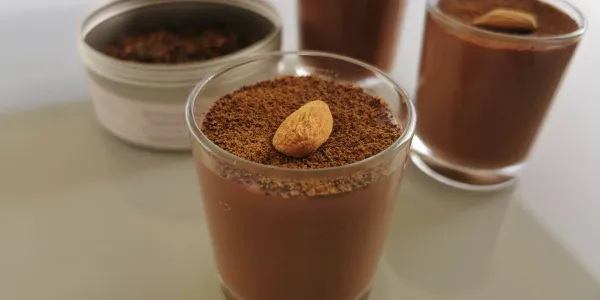 Verrines au chocolat noir et poudre de mugicha (vegan)