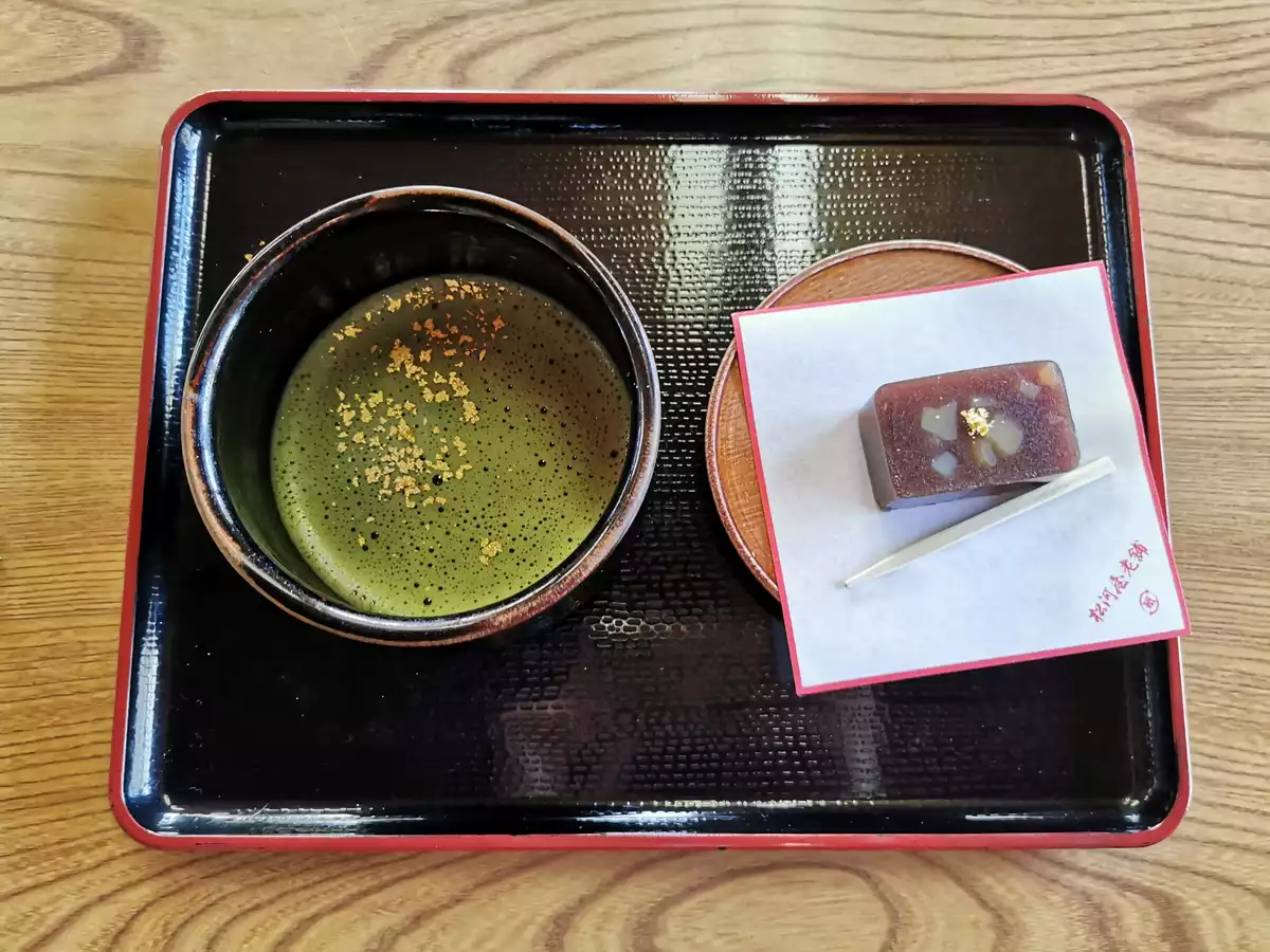 Yokan, servi avec un thé matcha aux paillettes d'or